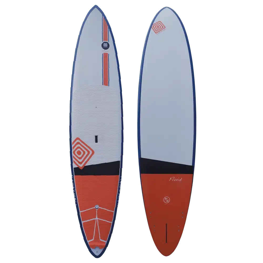 Une paire de planches de surf avec des motifs orange et noir