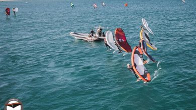 Un groupe de personnes faisant de la planche à voile dans l'océan